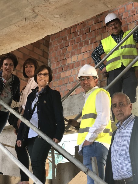Los miembros del Consejo, acompañados por nuestro Jefe de Obras (Raúl) y nuestro encargado de Obra (Paco) subiendo a la planta segunda tras haber visitado la primera planta.