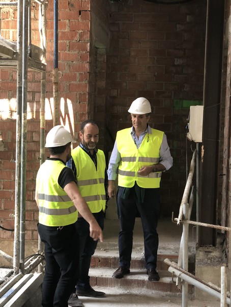 Don Andrés Campos-Guereta (Arquitecto del proyecto) y Don Federico Nieto (Aparejador) repasando detalles con Don Juan Gamez (Jefe técnico de Construcciones Cabellos)